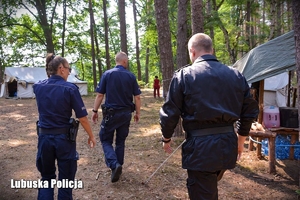 Policjanci i strażacy sprawdzają obóz