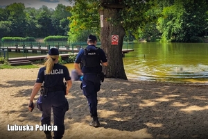 Policjanci sprawdzają kąpielisko