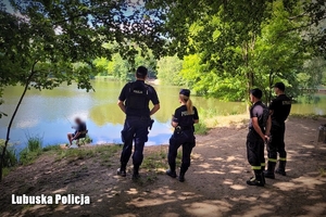 Policjanci i strażak sprawdzają bezpieczeństwo nad wodą