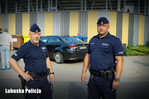 Policjanci przed stadionem