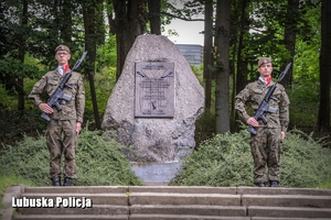 żołnierze przy pomniku