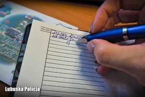 Policjantka rozpisuje notatnik