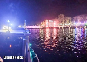 festiwalowa scena widziana z policyjnej łodzi