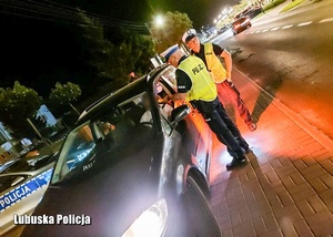 Policjanci sprawdzają stan trzeźwości kierowcy