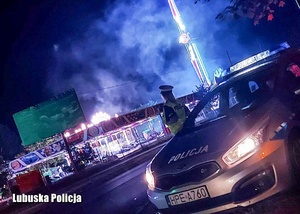 Policjantka drogówki obserwuje ruch