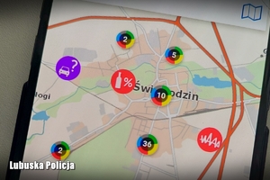 Obraz ekrany telefonu z zaznaczonymi zagrożeniami na mapie