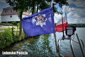 flagi powiewające na masztach łodzi motorowej