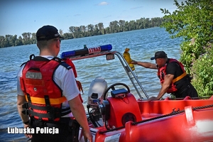 Policjant i strażak wodują łódź