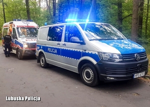 Radiowóz policyjny oraz ambulans podczas poszukiwań osoby zaginionej