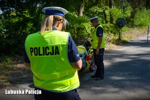Policjanci kontrolują motocyklistę