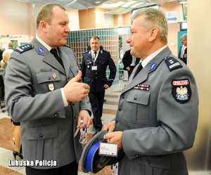 Policjanci dyskutują