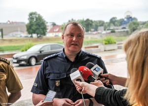 Inspektor Jarosław Pasterski na konferencji prasowej.