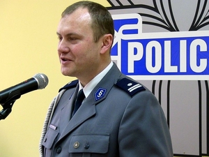 Inspektor Jarosław Pasterski przy mównicy.