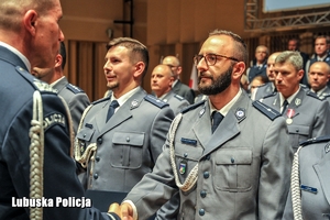 nadinspektor Jarosław Pasterski gratuluje policjantowi