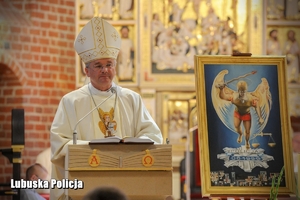 Biskup Tadeusz Lityński podczas mszy świętej.
