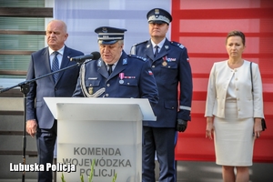 I Zastępca Komendanta Wojewódzkiego Policji w Gorzowie Wielkopolskim, inspektor Bogdan Piotrowski przemawia z mównicy.
