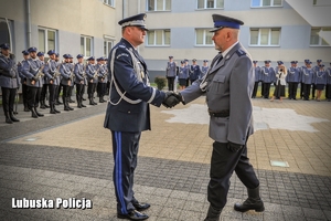 nadinspektor Jarosław Pasterski przyjmuje meldunek od dowódcy uroczystości