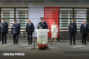 Kadra Lubuskiej Policji oraz Wojewoda Lubuski na uroczystości