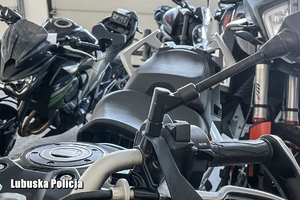 motocykle stoją w garażu