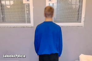 mężczyzna stoi w policyjnej celi