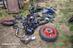 części od motocykli leżą na trawniku