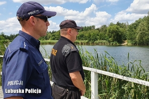 policjant i strażak kontrolują jezioro