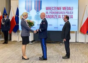 Komendant Główny Policji generalny inspektor Jarosław Szymczyk składa gratulacje policjantce.