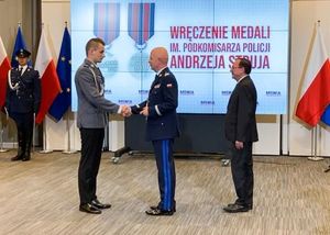 Komendant Główny Policji generalny inspektor Jarosław Szymczyk składa gratulacje policjantowi.