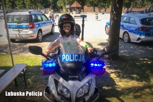 Chłopiec na policyjnym motocyklu