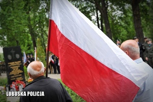 Mężczyzna trzymający flagę Polski.