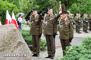 Oddanie honoru przez żołnierzy przed pomnikiem.
