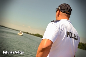 Policjant podczas patrolu nad jeziorem.