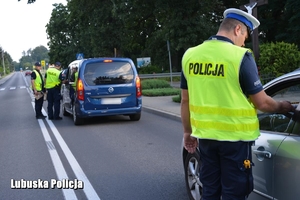 policjanci kontrolują trzeźwość kierowcy