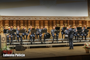 Policyjna orkiestra na scenie.