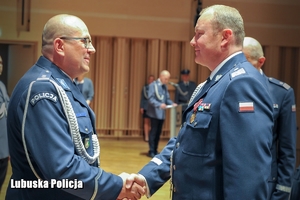 Nadinspektor Jarosław Pasterski składa gratulacje policjantowi.