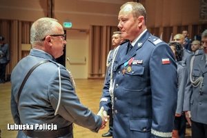 nadinspektor Jarosław Pasterski otrzymuje gratulacje