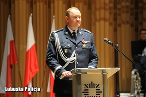 Nadinspektor Jarosław Pasterski przemawia z mównicy