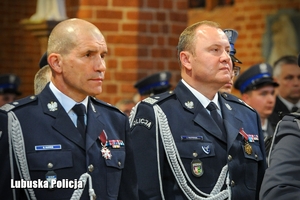 Generałowie Policji stojący w kościele