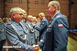 Nadinspektor Jarosław Pasterski podaje rękę policjantowi