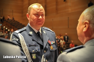 Nadinspektor Jarosław Pasterski gratuluje awansu policjantowi