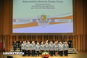 Mianowani policjanci i orkiestra policyjna na scenie filharmonii
