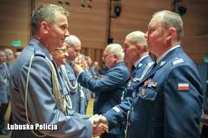 Komendant Wojewódzki wraz z Zastępcą Komendanta Głównego gratulują mianowanym policjantom