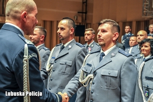 Zastępca Komendanta Głównego Policji składa gratulacje mianowanym policjantom