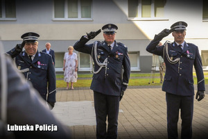 Komendant Wojewódzki wraz ze swoimi zastępcami składa hołd poległym policjantom