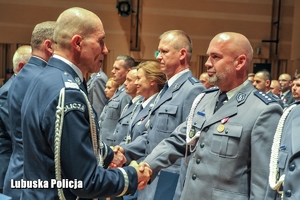 Zastępca Komendanta Głównego Policji składa gratulacje mianowanym policjantom