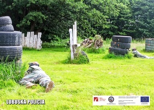 Policyjni kontrterroryści podczas ćwiczeń taktycznych