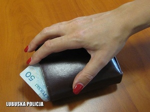 Dłoń przy portfelu