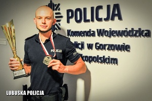 policjant z medalem i pucharem