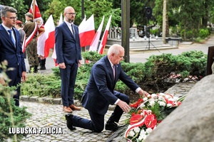 Wojewoda Lubuski Władysław Dajczak składa kwiaty przed pomnikiem.