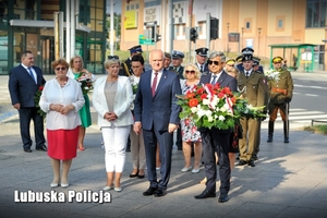 Wojewoda Lubuski składa wieniec przed pomnikiem